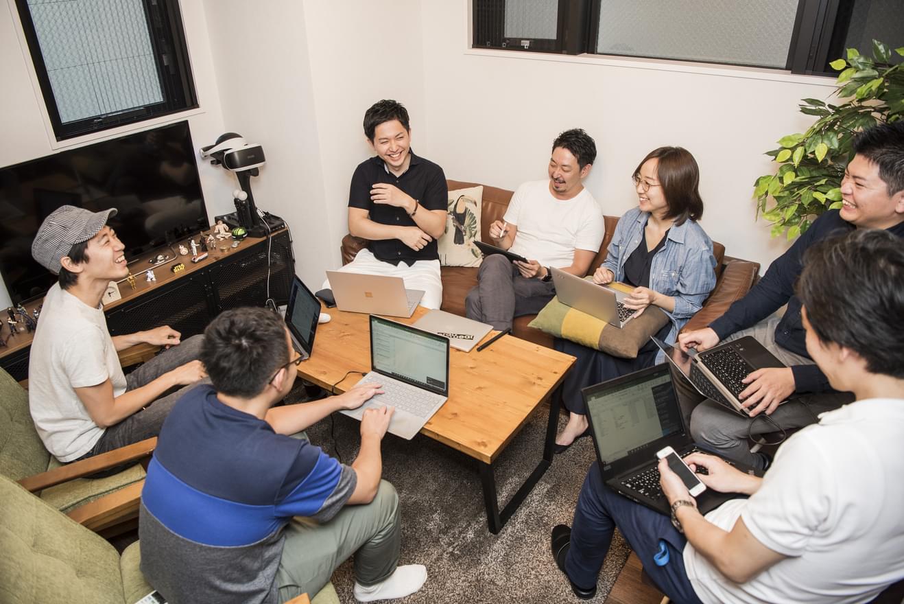 会社メンバーとのオフィスでの様子